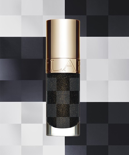 CLARINS（クラランス）の「リップコンフォートオイル（口紅/リップティント/グロス・レディース・04 ピタヤ/01 ハニー/10 プラム/08 ストロベリー/02 ラズベリー/03 チェリー/05 アプリコット/09 チョコレート/【限定色】15 ブラッシュカメリア/【限定色】12 パープル/【限定色】11 ブルー/【限定色】13 グリーン/【限定色】14 イエロー/【限定色】17 フィグ/【限定色】16 フクシア/【限定色】18 ライトブラウン/【限定色】23 パッション ピンク/【限定色】21 ジョイフル イエロー/【限定色】22 ダーリング オレンジ/【限定色】24 ホワイト/【限定色】25 ブラック/【限定色】26 サクラフェアリー/【限定品】54 アイコニックレッド/【限定色】29 スカーレット サンライト/【限定色】30 バーニング サンセット/【限定色】31 ロージーキス・FREE）」の10枚目の写真