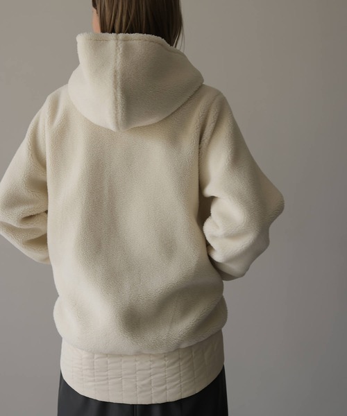 HERENCIA(ヘレンチア)の「キルトドッキング ボアフリース パーカー(その他アウター・レディース・オフホワイト/ブラック・MEDIUM)」の4枚目の写真