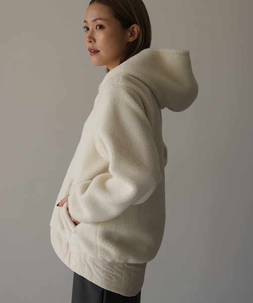 HERENCIA(ヘレンチア)の「キルトドッキング ボアフリース パーカー(その他アウター・レディース・オフホワイト/ブラック・MEDIUM)」の5枚目の写真