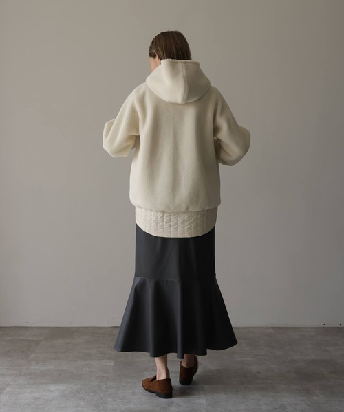 HERENCIA(ヘレンチア)の「キルトドッキング ボアフリース パーカー(その他アウター・レディース・オフホワイト/ブラック・MEDIUM)」の8枚目の写真