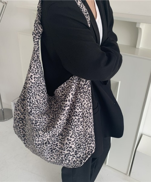 セール ヒョウ柄ショルダー トートバッグ トートバッグ At12 03 アットイチニーゼロサン のファッション通販 Zozotown