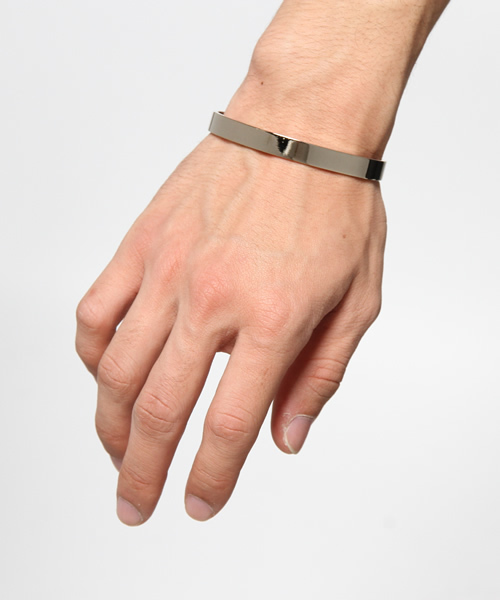 SHIPS JET BLUE（シップスジェットブルー）の「SHIPS JET BLUE(シップス ジェットブルー): プレーンバングル（ブレスレット・メンズ・シルバー/ゴールド・ONE SIZE）」の3枚目の写真