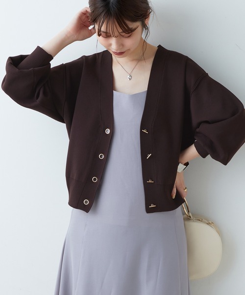 natural couture（ナチュラルクチュール）の「WEB限定カラーあり/プチプラハトメバー釦おしゃれカーディガン（カーディガン/ボレロ・レディース・ブラック/ネイビー/ブラウン/グリーン/アイボリー/ラベンダー/その他1/グレイッシュベージュ・FREE）」の3枚目の写真