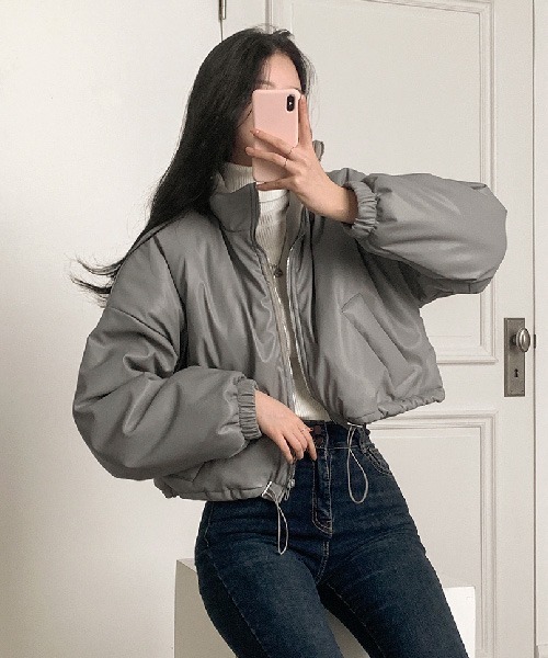 BEIDELLI（ベイデリー）の「[BELLIDE MADE] 2wayフェイクレザークロップドショート中綿ジャケット（ダウンジャケット/コート・レディース・ブラック/グレー・FREE）」の3枚目の写真