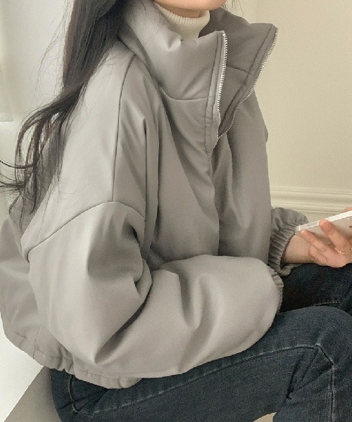 BEIDELLI（ベイデリー）の「[BELLIDE MADE] 2wayフェイクレザークロップドショート中綿ジャケット（ダウンジャケット/コート・レディース・ブラック/グレー・FREE）」の7枚目の写真