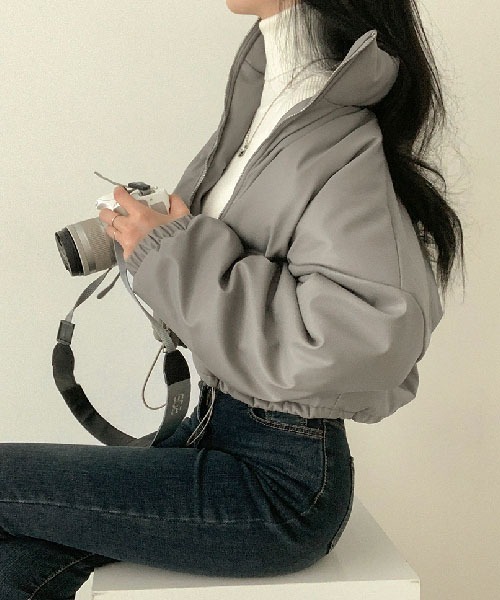 BEIDELLI（ベイデリー）の「[BELLIDE MADE] 2wayフェイクレザークロップドショート中綿ジャケット（ダウンジャケット/コート・レディース・ブラック/グレー・FREE）」の4枚目の写真