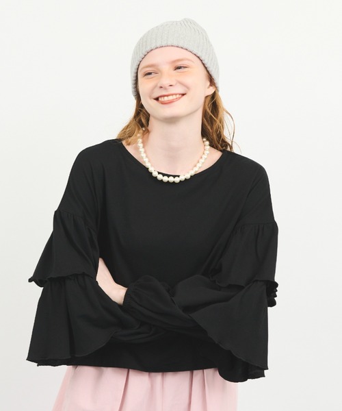 MERLOT(メルロー)の「1枚でも決まる 袖フリルカットソー(Tシャツ/カットソー・レディース・ブラック/ホワイト・FREE)」の1枚目の写真