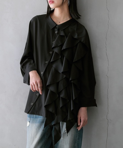 osharewalker（オシャレウォーカー）の「【廃盤】『アシメラッフルフリルシャツ』（シャツ/ブラウス・レディース・ブラック/ライトグレー・FREE）」の2枚目の写真