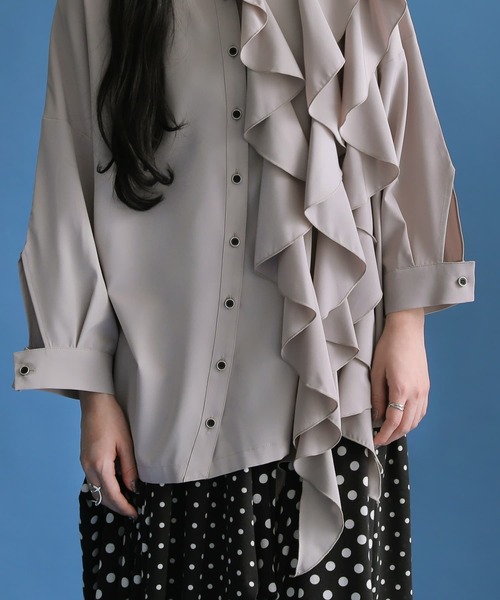 osharewalker（オシャレウォーカー）の「【廃盤】『アシメラッフルフリルシャツ』（シャツ/ブラウス・レディース・ブラック/ライトグレー・FREE）」の4枚目の写真