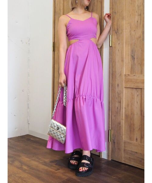 EVRIS(エヴリス)の「オープンウエストロングキャミワンピース(ワンピース・レディース・ブラック/パープル/ホワイト・FREE)」の9枚目の写真