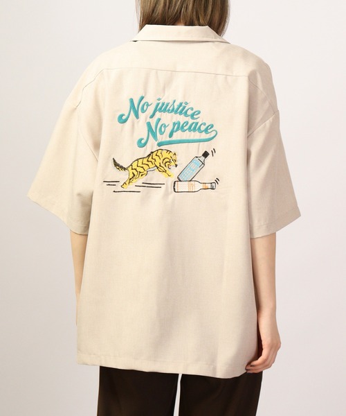 ATELANE(アテレーン)の「ルーズシルエット刺繍入り半袖シャツ(シャツ/ブラウス・メンズ・マスタード/ベージュ/オレンジ/ブラック/グレー/チャコールグレー/ブラウン/グリーン・M/L)」の6枚目の写真