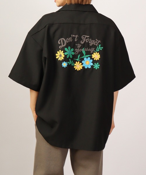 ATELANE(アテレーン)の「ルーズシルエット刺繍入り半袖シャツ(シャツ/ブラウス・メンズ・マスタード/ベージュ/オレンジ/ブラック/グレー/チャコールグレー/ブラウン/グリーン・M/L)」の2枚目の写真
