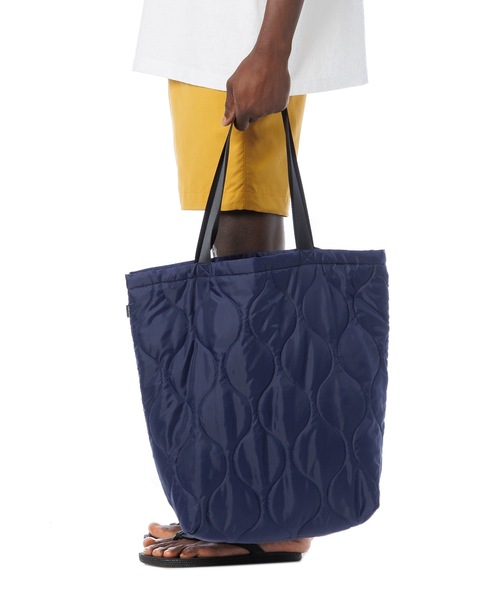 DAILY STANDARD by SANDINISTA(デイリースタンダードバイサンディニスタ)の「Quilted Tote Bag / キルティングトートバッグ(トートバッグ・メンズ・ネイビー/ブラック/オレンジ/オリーブ・FREE)」の3枚目の写真