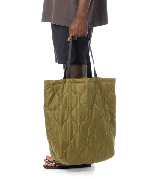 DAILY STANDARD by SANDINISTA(デイリースタンダードバイサンディニスタ)の「Quilted Tote Bag / キルティングトートバッグ(トートバッグ・メンズ・ネイビー/ブラック/オレンジ/オリーブ・FREE)」の2枚目の写真