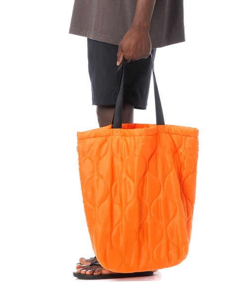 DAILY STANDARD by SANDINISTA(デイリースタンダードバイサンディニスタ)の「Quilted Tote Bag / キルティングトートバッグ(トートバッグ・メンズ・ネイビー/ブラック/オレンジ/オリーブ・FREE)」の4枚目の写真