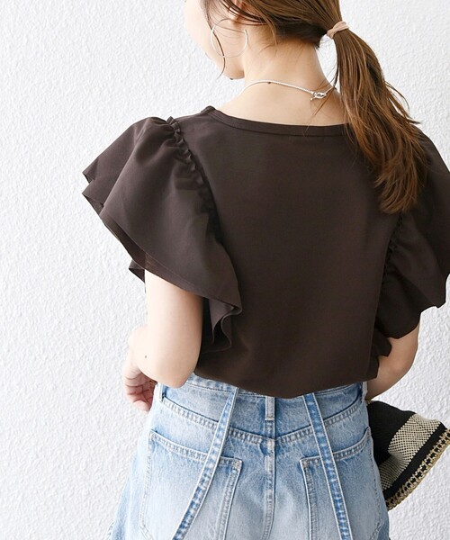 SHIPS any(シップス エニィ)の「SHIPS any:〈洗濯機可能〉カット フリルスリーブ TEE(Tシャツ/カットソー・レディース・ブラック/ブラウン・ONE SIZE)」の2枚目の写真