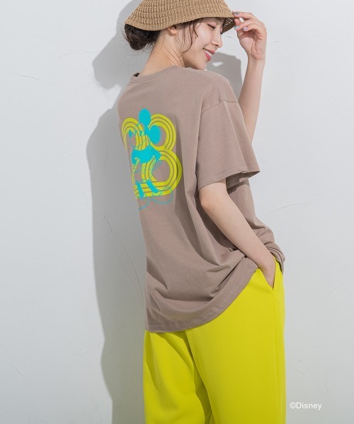 VICKY（ビッキー）の「【DISNEY/ディズニー ミッキーマウス】MICKEYオーバーサイズバックプリントTシャツ《洗濯機で洗える》（Tシャツ/カットソー・レディース・ホワイト/ベージュ/ブルー/チャコールグレー・M）」の3枚目の写真