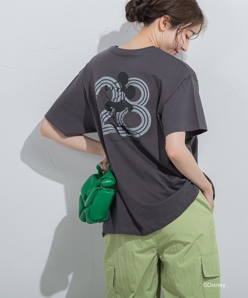 VICKY（ビッキー）の「【DISNEY/ディズニー ミッキーマウス】MICKEYオーバーサイズバックプリントTシャツ《洗濯機で洗える》（Tシャツ/カットソー・レディース・ホワイト/ベージュ/ブルー/チャコールグレー・M）」の2枚目の写真