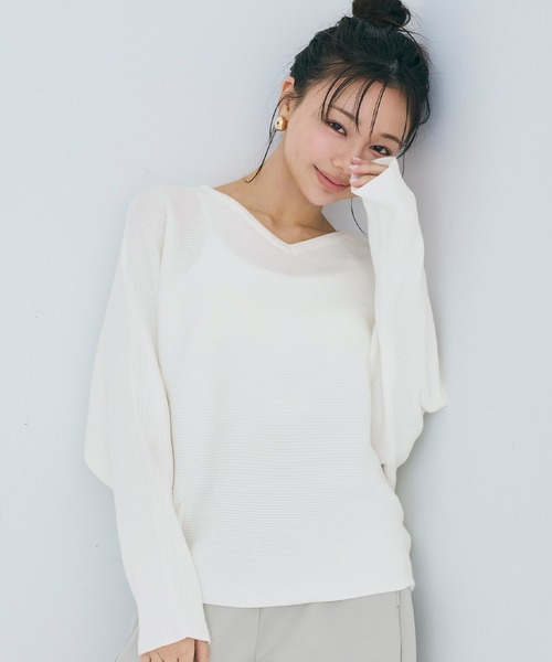 coca(coca)(コカ)の「しっとりやわらかVネックドルマンニット(ニット/セーター・レディース・アイボリー/ブラック/チャコール/グレイッシュベージュ/ライトグレー/パープル/ネイビー/ブラウン/ピンク/ホワイト・M/L/S)」の2枚目の写真