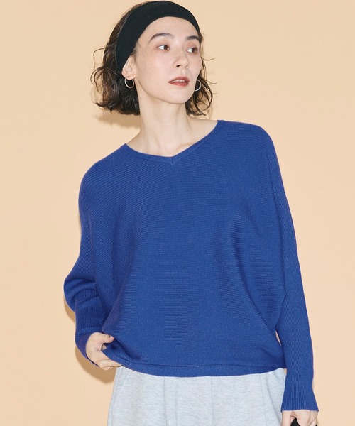 coca(coca)(コカ)の「しっとりやわらかVネックドルマンニット【高橋愛様着用】(ニット/セーター・レディース・アイボリー/ブラック/チャコール/グレイッシュベージュ/ライトグレー/パープル/ネイビー/ブラウン/ピンク/ホワイト/ブルー/レッド/グリーン・M/L/S)」の10枚目の写真