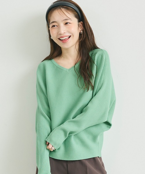 coca(coca)(コカ)の「しっとりやわらかVネックドルマンニット【高橋愛様着用】(ニット/セーター・レディース・アイボリー/ブラック/チャコール/グレイッシュベージュ/ライトグレー/パープル/ネイビー/ブラウン/ピンク/ホワイト/ブルー/レッド/グリーン・M/L/S)」の8枚目の写真