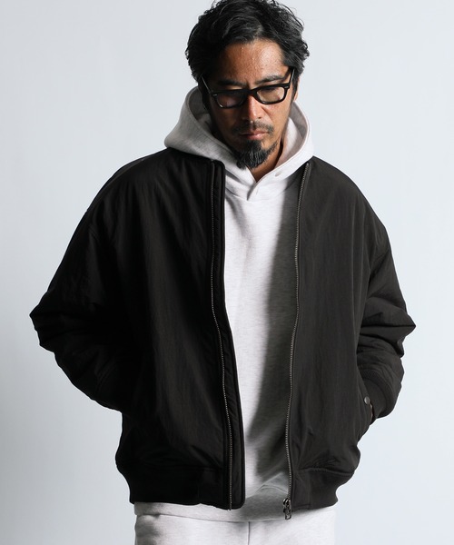 The DUFFER of ST.GEORGE（ザダファーオブセントジョージ）の「【WEB限定アイテム】LOOSE FIT NYLON PUFFER MA-1：ナイロン 中綿 オーバーサイズ MA-1（MA-1・メンズ・ブラック/カーキブラウン・SMALL/LARGE/MEDIUM/X-LARGE）」の3枚目の写真