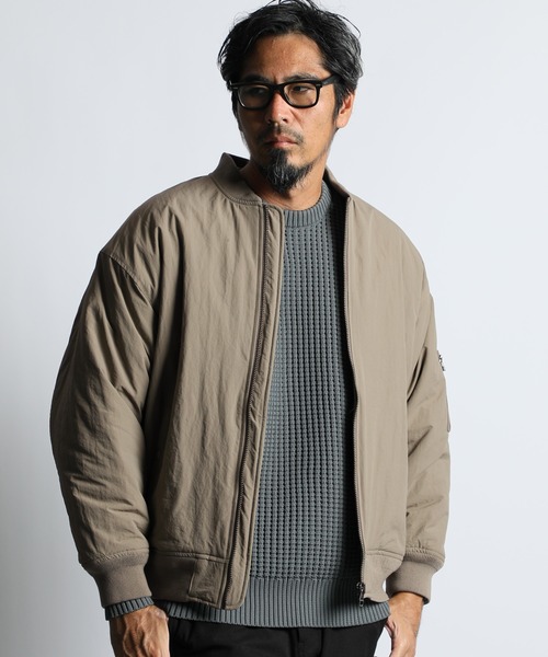 The DUFFER of ST.GEORGE（ザダファーオブセントジョージ）の「【WEB限定アイテム】LOOSE FIT NYLON PUFFER MA-1：ナイロン 中綿 オーバーサイズ MA-1（MA-1・メンズ・ブラック/カーキブラウン・SMALL/LARGE/MEDIUM/X-LARGE）」の5枚目の写真