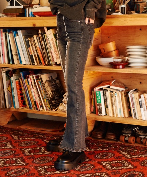 スリットデニムフレアパンツ（デニムパンツ）｜HUGELY（ヒュージリー）