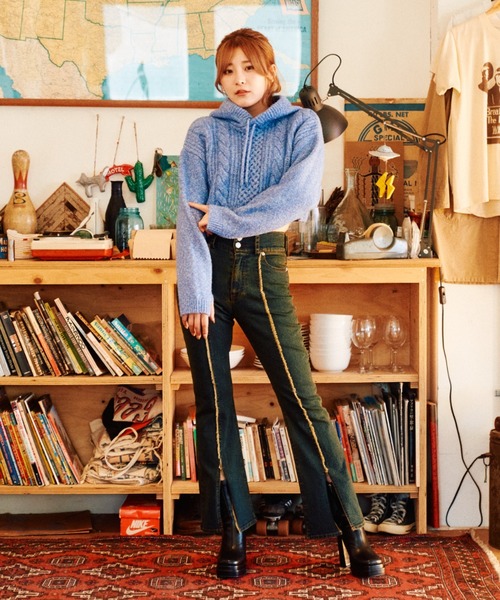 スリットデニムフレアパンツ（デニムパンツ）｜HUGELY（ヒュージリー）