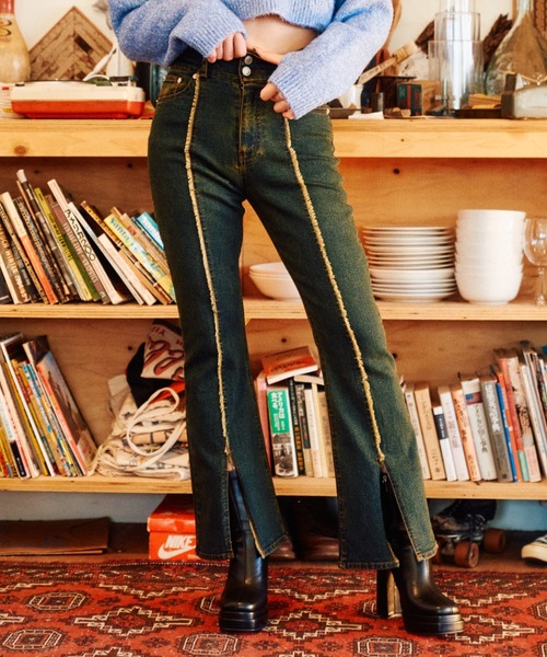 スリットデニムフレアパンツ（デニムパンツ）｜HUGELY（ヒュージリー）