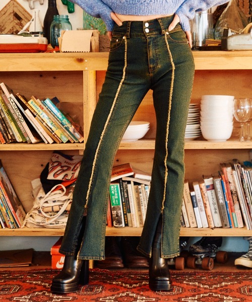 スリットデニムフレアパンツ（デニムパンツ）｜HUGELY（ヒュージリー）