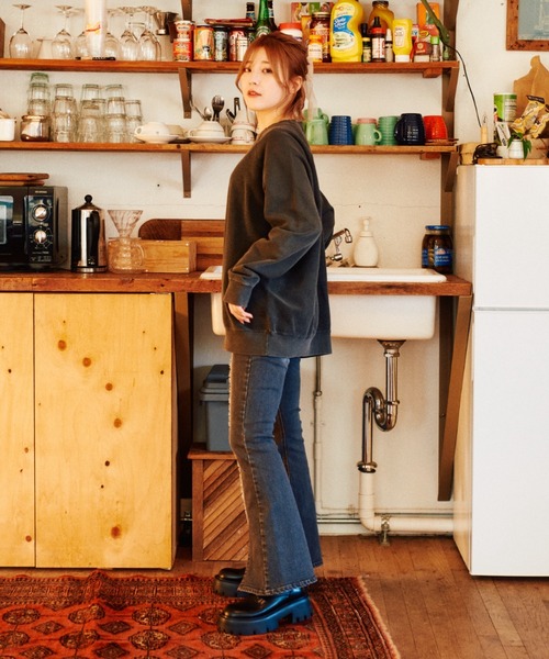 スリットデニムフレアパンツ（デニムパンツ）｜HUGELY（ヒュージリー）