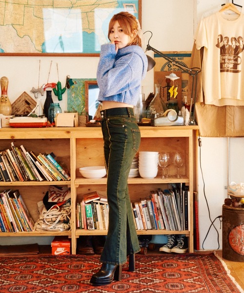 スリットデニムフレアパンツ（デニムパンツ）｜HUGELY（ヒュージリー）