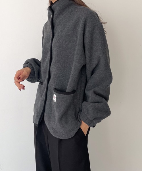 CANAL JEAN(キャナルジーン)の「smileyranna スタンドカラーフリースジャケット(その他アウター・レディース・チャコールグレー/ライトベージュ・ONE SIZE)」の3枚目の写真