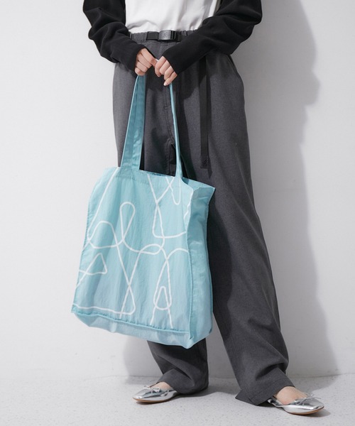 ADAM ET ROPE'（アダムエロペ）の「【サステナブル】ロゴプリントトートバッグ（トートバッグ・レディース・チャコールグレー/ベージュ/サックスブルー/ピンク・FREE）」の7枚目の写真