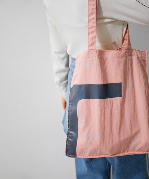 ADAM ET ROPE'（アダムエロペ）の「【サステナブル】ロゴプリントトートバッグ（トートバッグ・レディース・チャコールグレー/ベージュ/サックスブルー/ピンク・FREE）」の11枚目の写真