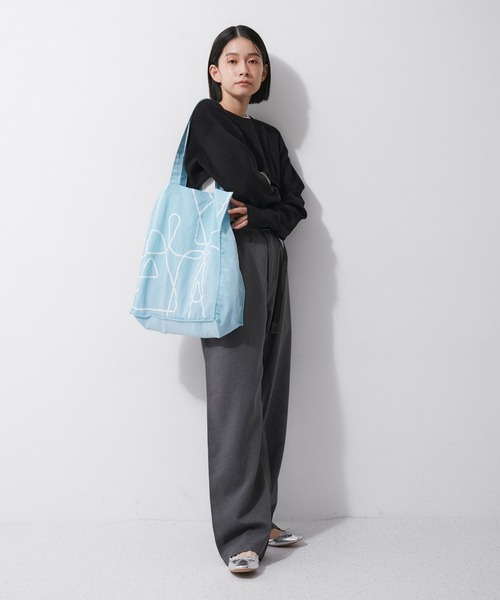 ADAM ET ROPE'（アダムエロペ）の「【サステナブル】ロゴプリントトートバッグ（トートバッグ・レディース・チャコールグレー/ベージュ/サックスブルー/ピンク・FREE）」の5枚目の写真