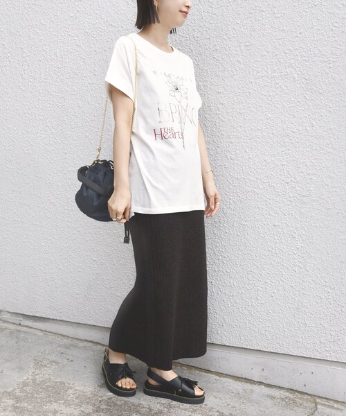 SHIPS(シップス)の「【WEB限定】〈手洗い可能〉フラワー 箔 プリント ロゴ TEE(Tシャツ/カットソー・レディース・ダークグレー/ストーン/オフホワイト/チャコールグレー・ONE SIZE)」の6枚目の写真