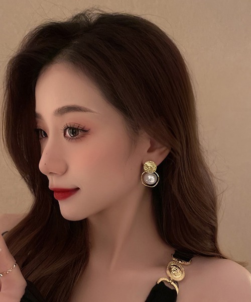 Miniministore(ミニミニストア)の「韓国 揺れる 大粒フェイクパール ピアス(ピアス(両耳用)・レディース・ゴールド・FREE)」の2枚目の写真