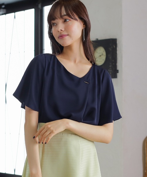 TRUDEA（トルディア）の「アシメトリーVネックバー付半袖ブラウス（シャツ/ブラウス・レディース・ホワイト/ホワイト×ネイビー/ネイビー・MEDIUM/LARGE）」の3枚目の写真