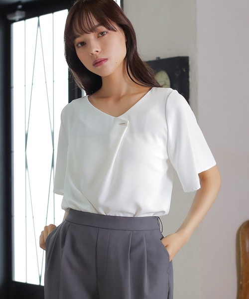 TRUDEA（トルディア）の「アシメトリーVネックバー付半袖ブラウス（シャツ/ブラウス・レディース・ホワイト/ホワイト×ネイビー/ネイビー・MEDIUM/LARGE）」の2枚目の写真