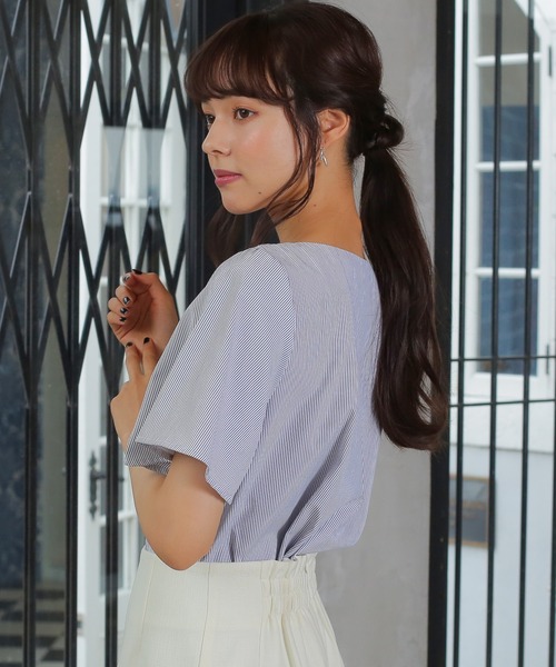 TRUDEA（トルディア）の「アシメトリーVネックバー付半袖ブラウス（シャツ/ブラウス・レディース・ホワイト/ホワイト×ネイビー/ネイビー・MEDIUM/LARGE）」の18枚目の写真