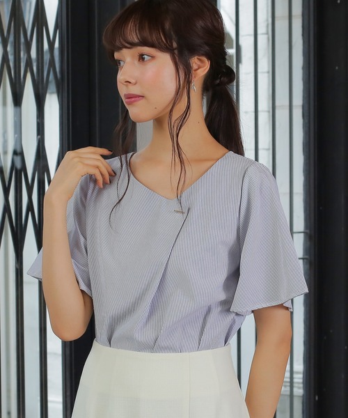 TRUDEA（トルディア）の「アシメトリーVネックバー付半袖ブラウス（シャツ/ブラウス・レディース・ホワイト/ホワイト×ネイビー/ネイビー・MEDIUM/LARGE）」の19枚目の写真