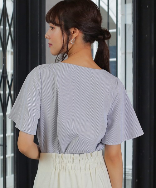 TRUDEA（トルディア）の「アシメトリーVネックバー付半袖ブラウス（シャツ/ブラウス・レディース・ホワイト/ホワイト×ネイビー/ネイビー・MEDIUM/LARGE）」の20枚目の写真