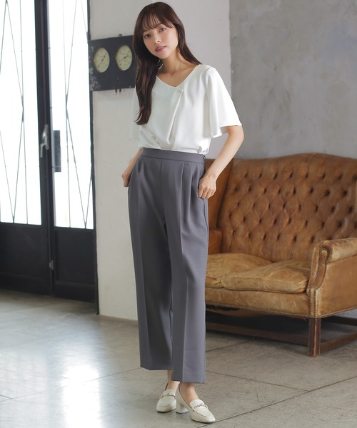 TRUDEA（トルディア）の「アシメトリーVネックバー付半袖ブラウス（シャツ/ブラウス・レディース・ホワイト/ホワイト×ネイビー/ネイビー・MEDIUM/LARGE）」の14枚目の写真