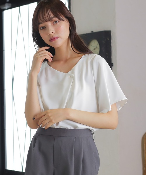 TRUDEA（トルディア）の「アシメトリーVネックバー付半袖ブラウス（シャツ/ブラウス・レディース・ホワイト/ホワイト×ネイビー/ネイビー・MEDIUM/LARGE）」の5枚目の写真