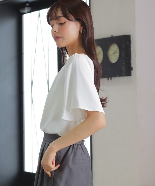 TRUDEA（トルディア）の「アシメトリーVネックバー付半袖ブラウス（シャツ/ブラウス・レディース・ホワイト/ホワイト×ネイビー/ネイビー・MEDIUM/LARGE）」の16枚目の写真