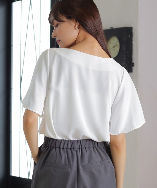 TRUDEA（トルディア）の「アシメトリーVネックバー付半袖ブラウス（シャツ/ブラウス・レディース・ホワイト/ホワイト×ネイビー/ネイビー・MEDIUM/LARGE）」の15枚目の写真