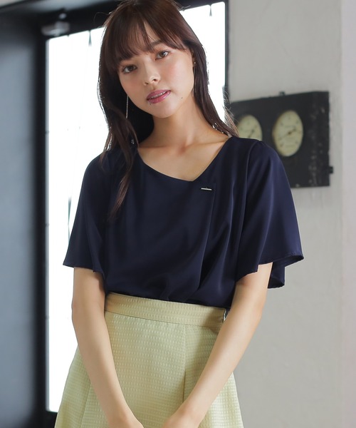 TRUDEA（トルディア）の「アシメトリーVネックバー付半袖ブラウス（シャツ/ブラウス・レディース・ホワイト/ホワイト×ネイビー/ネイビー・MEDIUM/LARGE）」の10枚目の写真