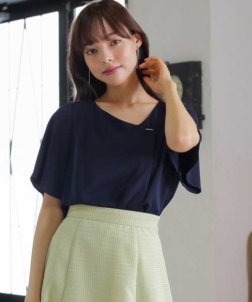 TRUDEA（トルディア）の「アシメトリーVネックバー付半袖ブラウス（シャツ/ブラウス・レディース・ホワイト/ホワイト×ネイビー/ネイビー・MEDIUM/LARGE）」の9枚目の写真